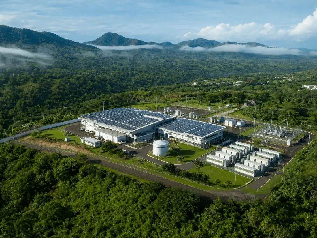 Instalación energética rodeada de áreas verdes